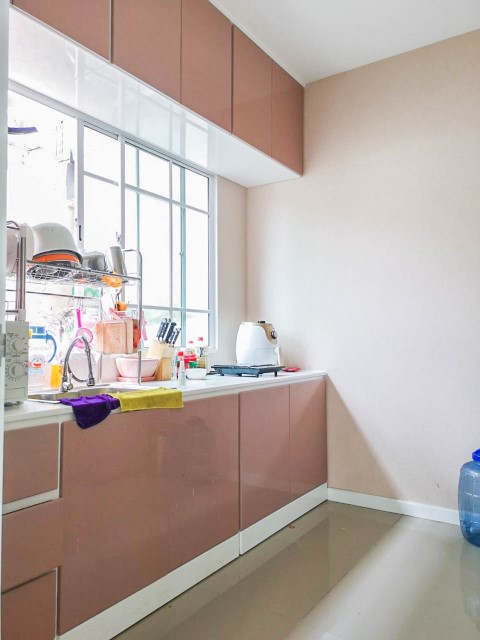 ทาวน์เฮ้าส์มือสองย่านปทุมธานี ม.เจ แกรนด์ รังสิต-คลอง1 หลังมุม! เนื้อที่กว้างขวางถึง 28.7 ตร.ว. ฟังก์ชันจัดเต็มถึง 4 ห้องนอน 3 ห้องน้ำ 2 ที่จอดรถ แถมฟรี 4 เครื่องปรับอากาศ บ้านพร้อมอยู่ เดินทางสะดวก ใกล้รถไฟฟ้าสายสีแดง "สถานีรังสิต" และทางด่วน "อุตราภิมุข"